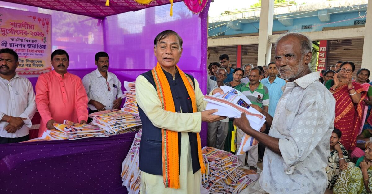 বাগমা বিধানসভা এলাকায় বয়স্কদের পাশে বিধায়ক রামপদ জমাতিয়া, বিতরণ ধুতি ও শাড়ি