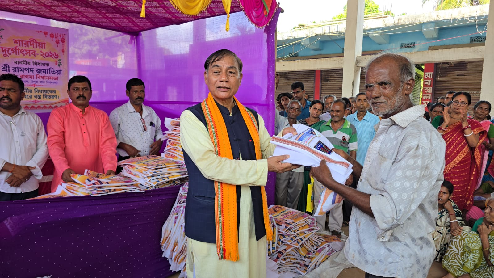 বাগমা বিধানসভা এলাকায় বয়স্কদের পাশে বিধায়ক রামপদ জমাতিয়া, বিতরণ ধুতি ও শাড়ি
