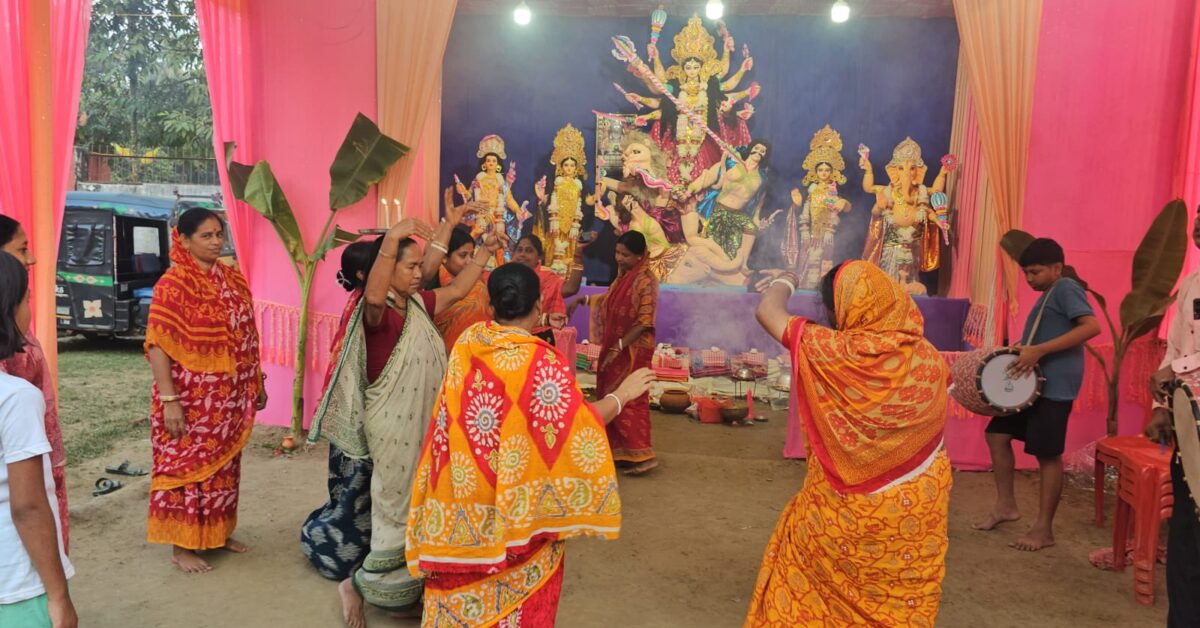 গ্রামবাংলার আবেগ ও উৎসবের রঙে সেজেছে সিপাহীজলা, দুর্গোৎসবে মাতোয়ারা জনজীবন