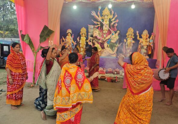 গ্রামবাংলার আবেগ ও উৎসবের রঙে সেজেছে সিপাহীজলা, দুর্গোৎসবে মাতোয়ারা জনজীবন