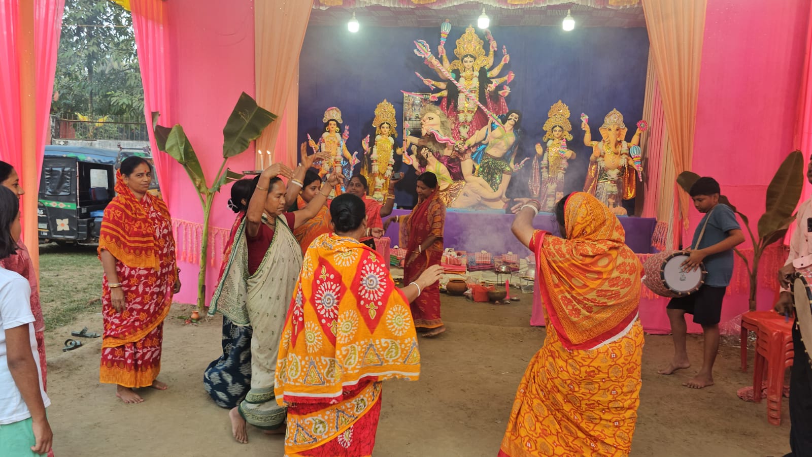গ্রামবাংলার আবেগ ও উৎসবের রঙে সেজেছে সিপাহীজলা, দুর্গোৎসবে মাতোয়ারা জনজীবন