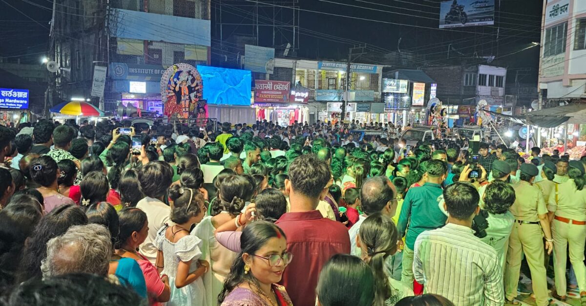 বিশালগড়ে অনন্য শোভাযাত্রা! মহাসমারোহে অনুষ্ঠিত হলো ‘মায়ের বিদায়’ কার্নিভাল