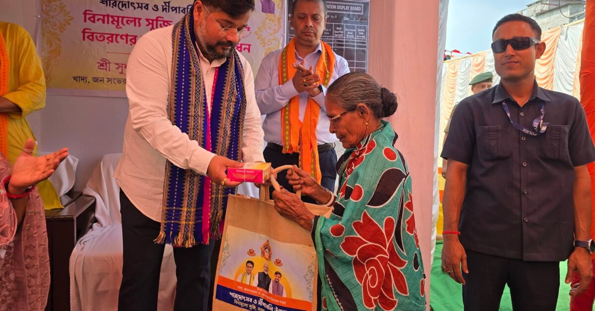 উৎসবের মৌসুমে স্বস্তি: খাদ্যমন্ত্রী সুশান্ত চৌধুরীর হাত ধরে সাধারণ মানুষের হাতে বিনামূল্যে খাদ্যসামগ্রী