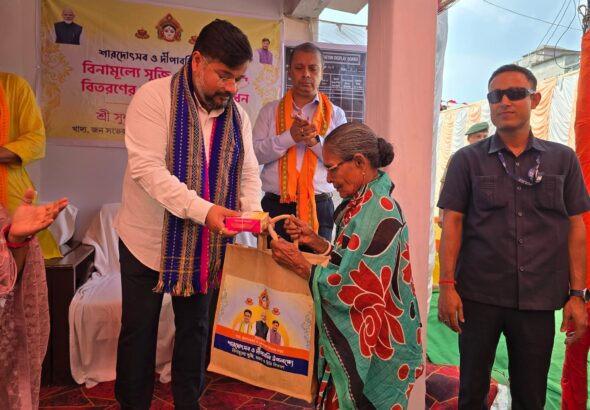 উৎসবের মৌসুমে স্বস্তি: খাদ্যমন্ত্রী সুশান্ত চৌধুরীর হাত ধরে সাধারণ মানুষের হাতে বিনামূল্যে খাদ্যসামগ্রী