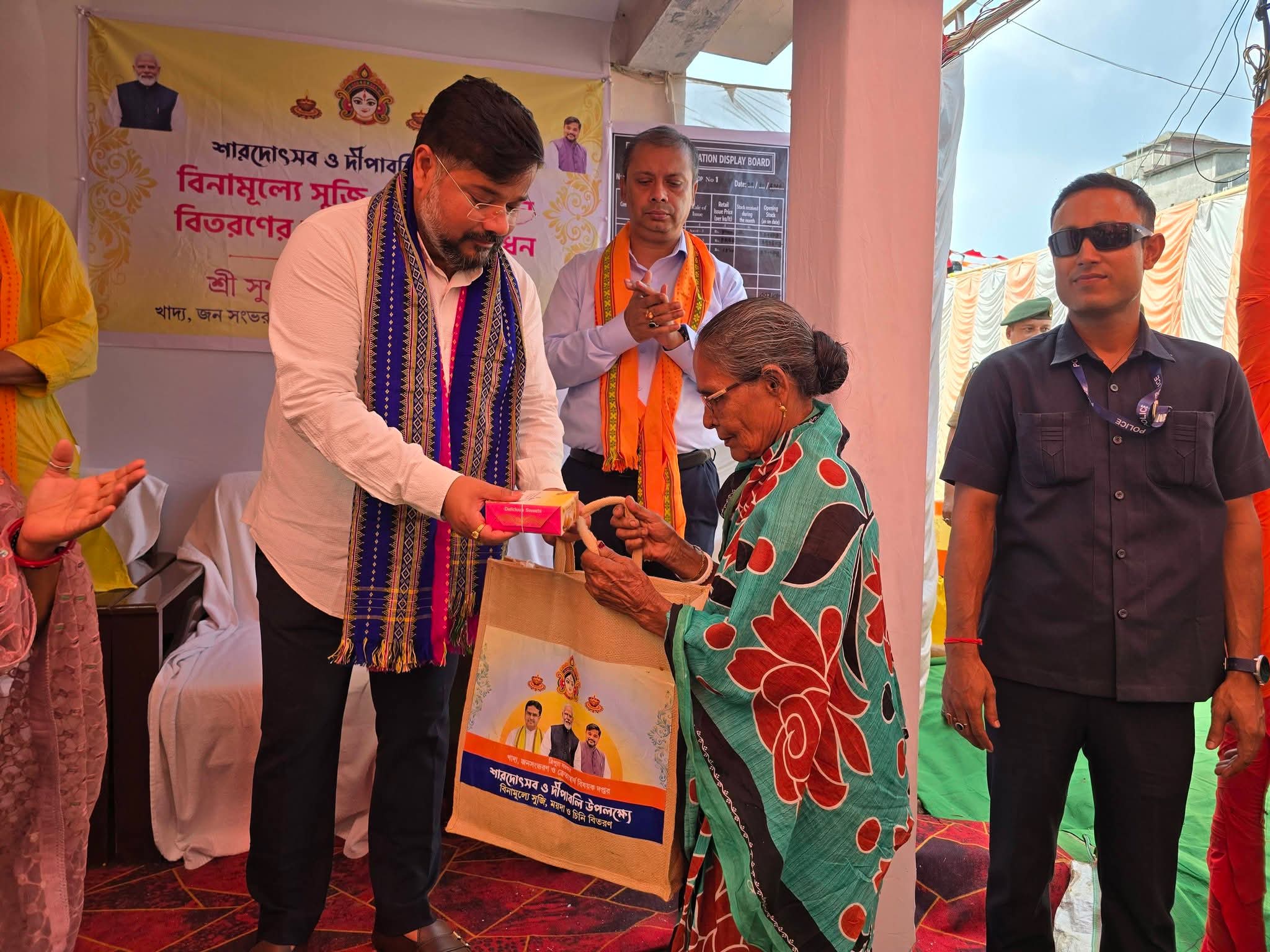 উৎসবের মৌসুমে স্বস্তি: খাদ্যমন্ত্রী সুশান্ত চৌধুরীর হাত ধরে সাধারণ মানুষের হাতে বিনামূল্যে খাদ্যসামগ্রী