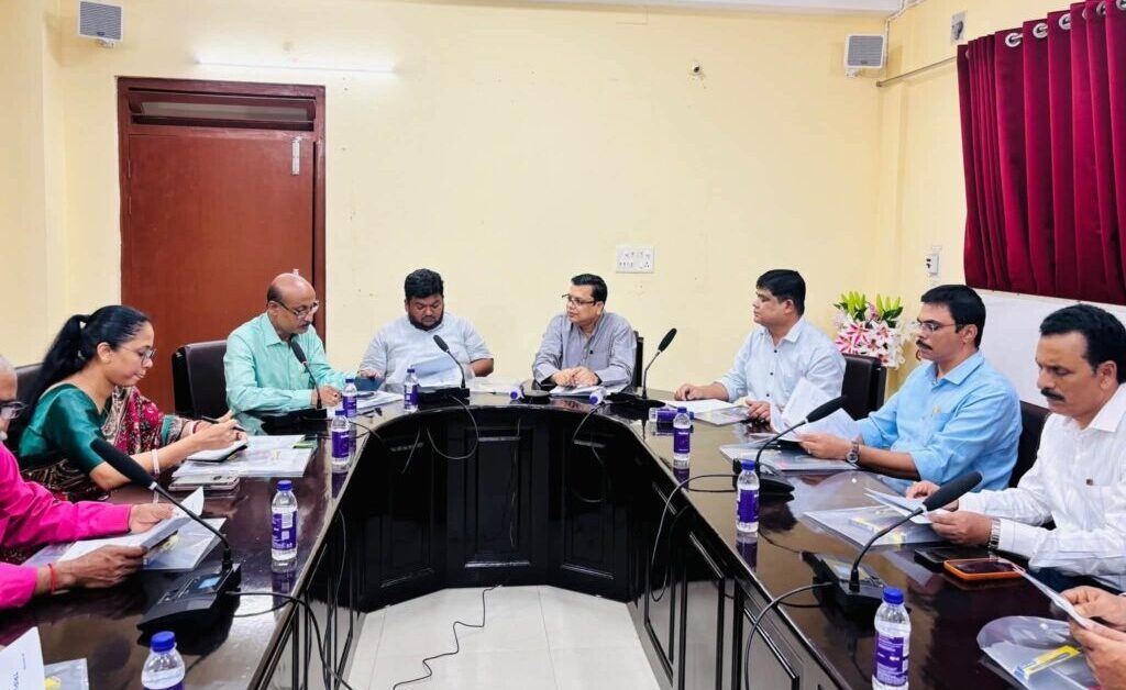 ন্যূনতম মজুরি বৃদ্ধি ও অধিকার সুরক্ষায় শ্রমমন্ত্রীর পৌরহিত্যে গুরুত্বপূর্ণ বৈঠক অনুষ্ঠিত