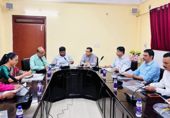 ন্যূনতম মজুরি বৃদ্ধি ও অধিকার সুরক্ষায় শ্রমমন্ত্রীর পৌরহিত্যে গুরুত্বপূর্ণ বৈঠক অনুষ্ঠিত