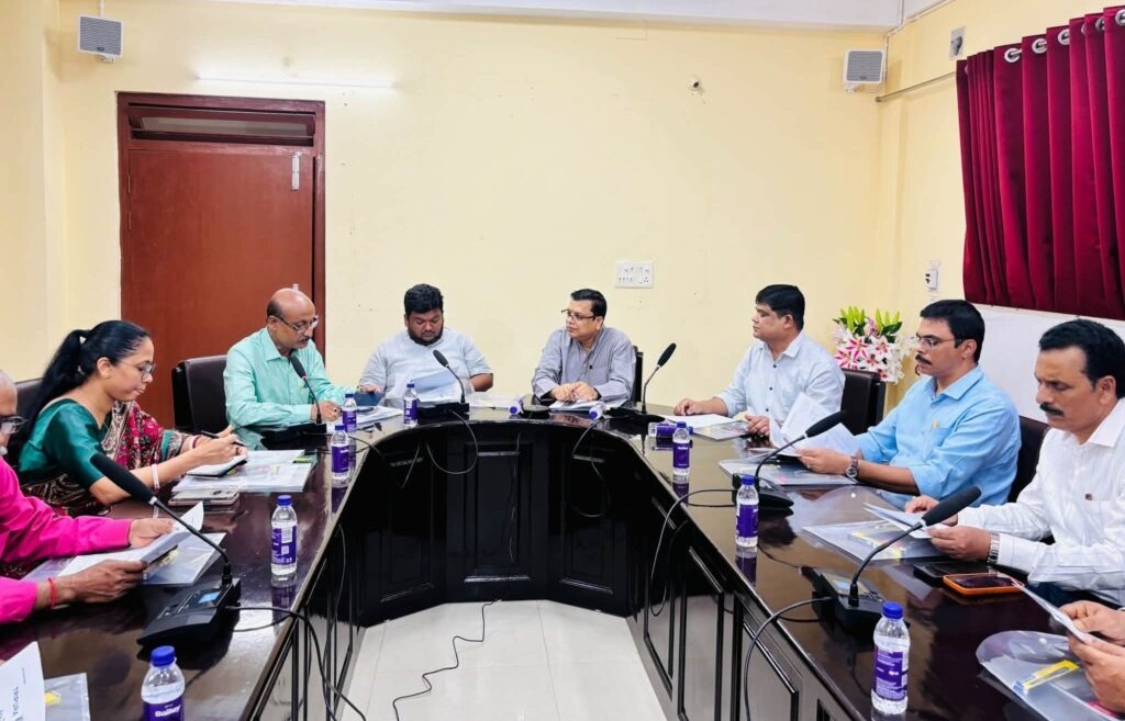 ন্যূনতম মজুরি বৃদ্ধি ও অধিকার সুরক্ষায় শ্রমমন্ত্রীর পৌরহিত্যে গুরুত্বপূর্ণ বৈঠক অনুষ্ঠিত