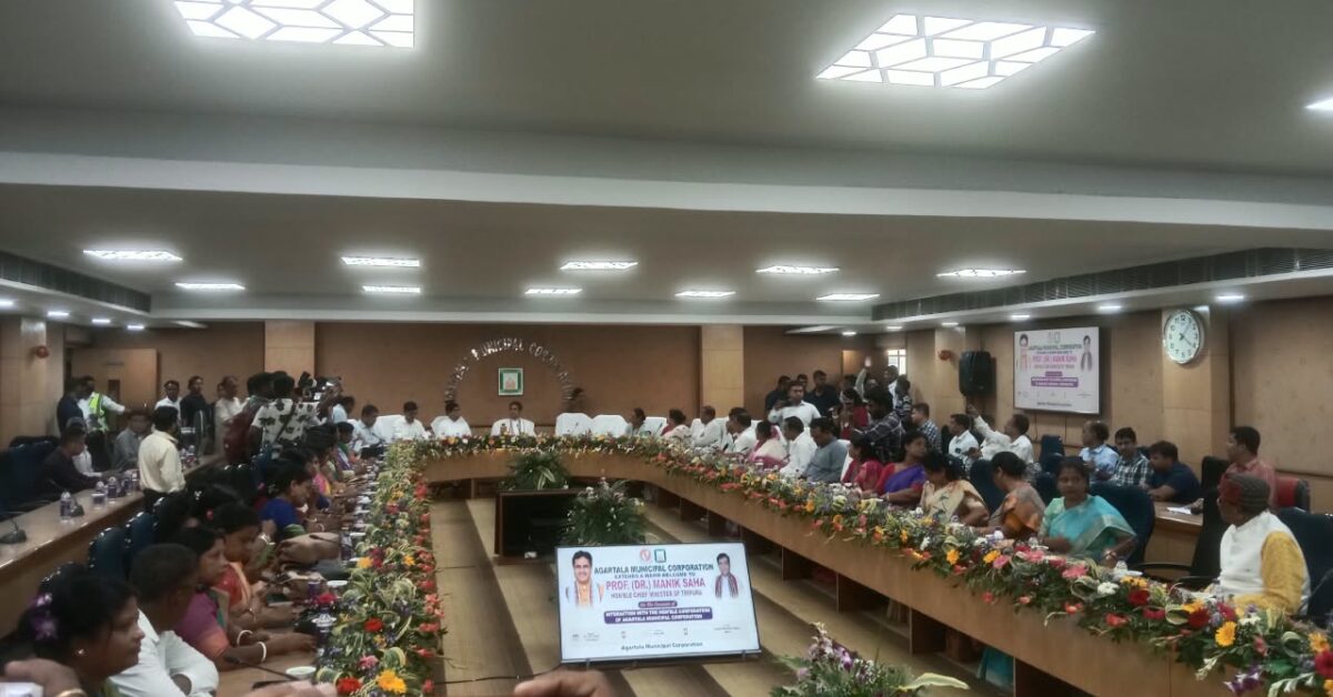 আগরতলাকে আরও আধুনিক রূপ দিতে পুর প্রতিনিধি ও পুর নিগমের নেতৃত্বের সঙ্গে বৈঠক মুখ্যমন্ত্রীর