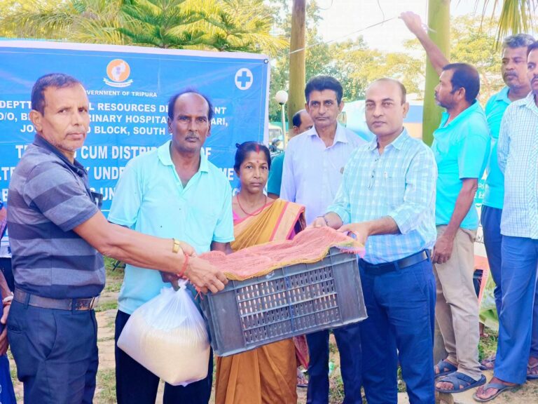 মুখ্যমন্ত্রী প্রাণী সম্পদ বিকাশ যোজনা: ২০ জন মহিলার হাতে তুলে দেওয়া হলো পোলট্রি মোরগের বাচ্চা ও খাদ্য