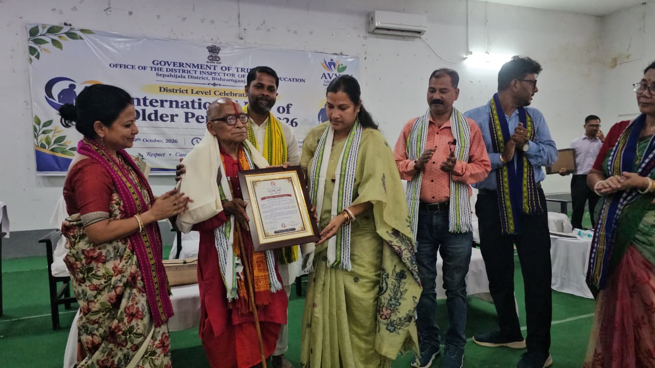 বিশ্ব প্রবীণ দিবসে সিপাহীজলায় শ্রদ্ধার্ঘ্য: সংবর্ধিত হলেন ৫ বিশিষ্ট প্রবীণ নাগরিক