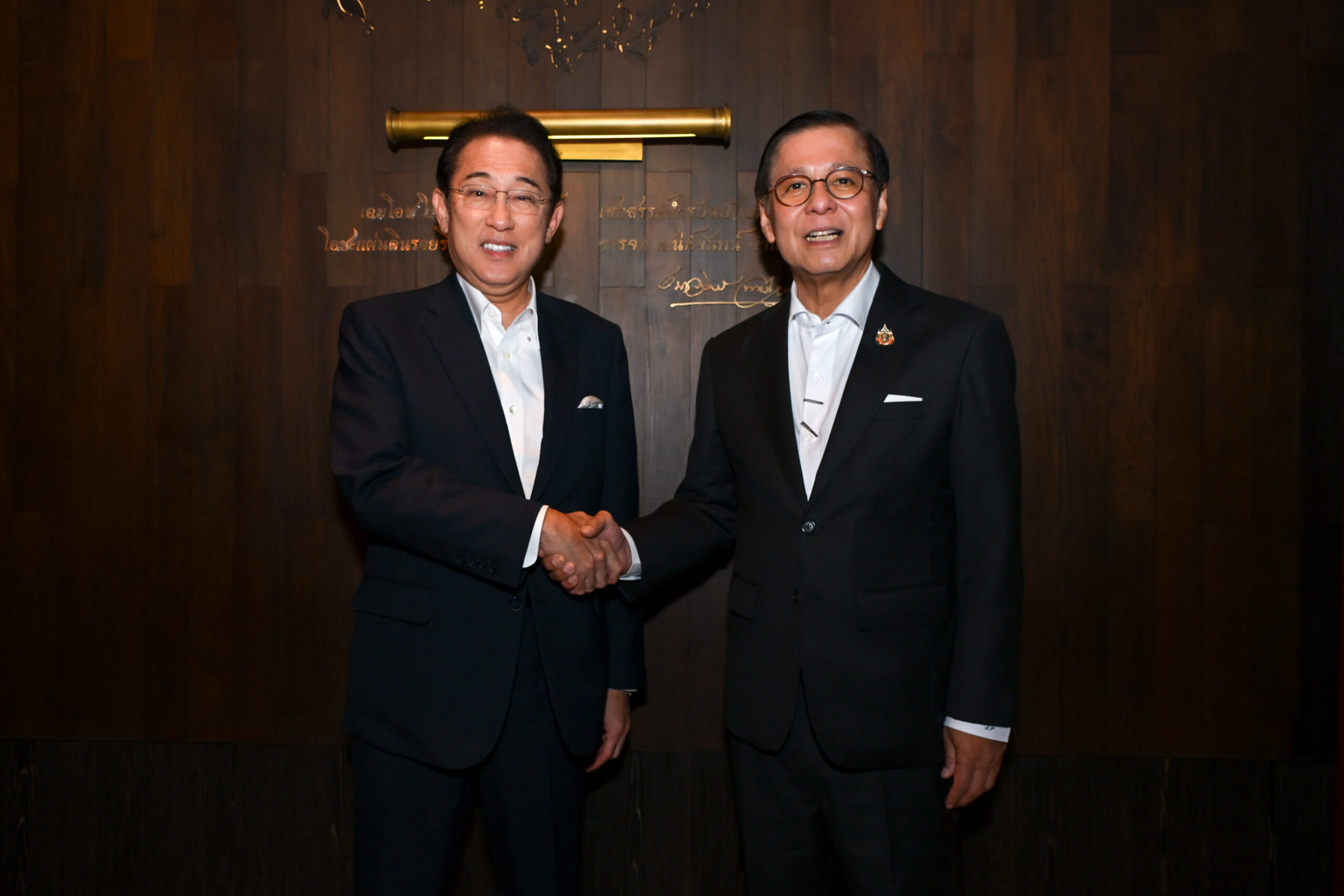 Deputy PM and Foreign Minister Hosts Special Dinner for Japan’s Former Prime Minister Kishida Fumio