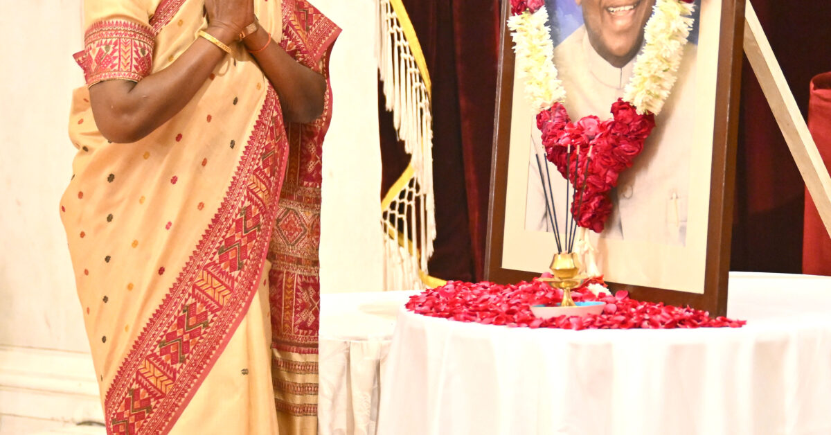 President Droupadi Murmu Pays Floral Tributes to Former President K.R. Narayanan on Birth Anniversary