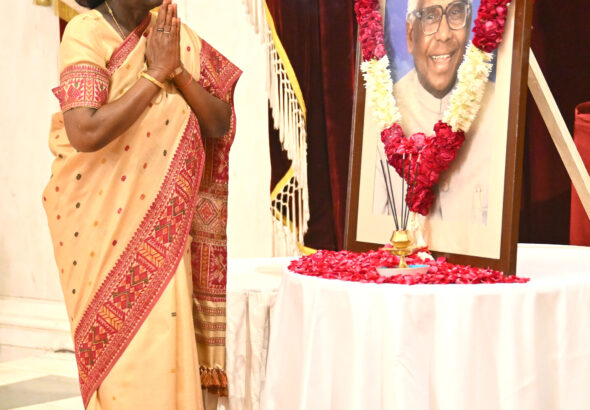President Droupadi Murmu Pays Floral Tributes to Former President K.R. Narayanan on Birth Anniversary