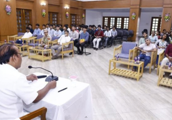 লোকভবনে ত্রিপুরা কেন্দ্রীয় বিশ্ববিদ্যালয়ের শিক্ষার্থীদের সঙ্গে মতবিনিময় করলেন রাজ্যপাল