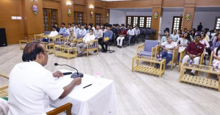 লোকভবনে ত্রিপুরা কেন্দ্রীয় বিশ্ববিদ্যালয়ের শিক্ষার্থীদের সঙ্গে মতবিনিময় করলেন রাজ্যপাল